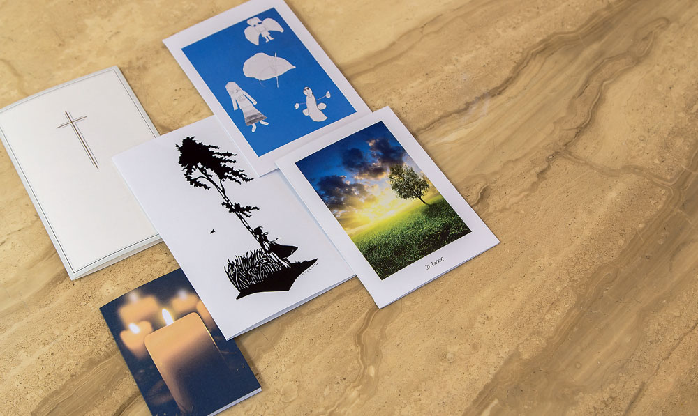 Mit personalisierten und stilvoll gestalteten Trauerkarten, können Sie Ihren Verstorbenen auf eine besondere Weise gedenken. Gestalten Sie mit uns Ihre Trauerkarte und lassen Sie diese von uns drucken.