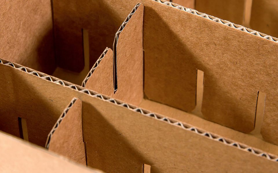 An Ihre Produkte angepasste Gittereinsätze in Kartons für einen optimalen Schutz bei Transport und Lagerung.